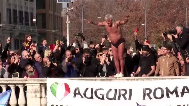 Romans brave cold with New Year Tiber dive