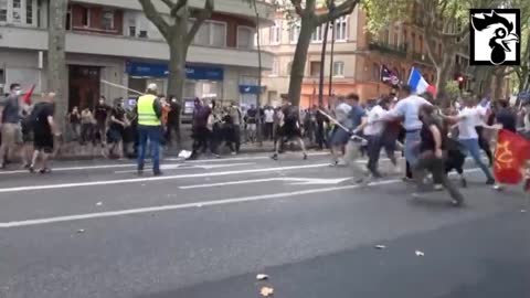 French now fighting eachother 🙈🙈 far right. Against the left