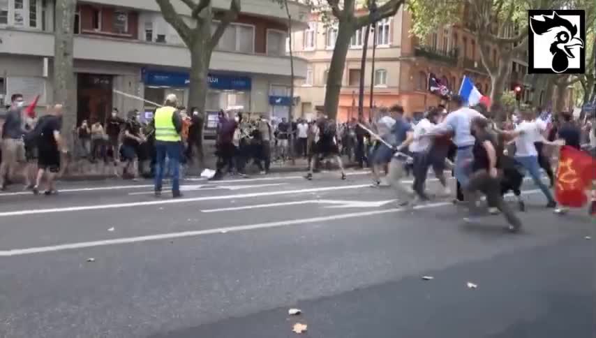 French now fighting eachother 🙈🙈 far right. Against the left