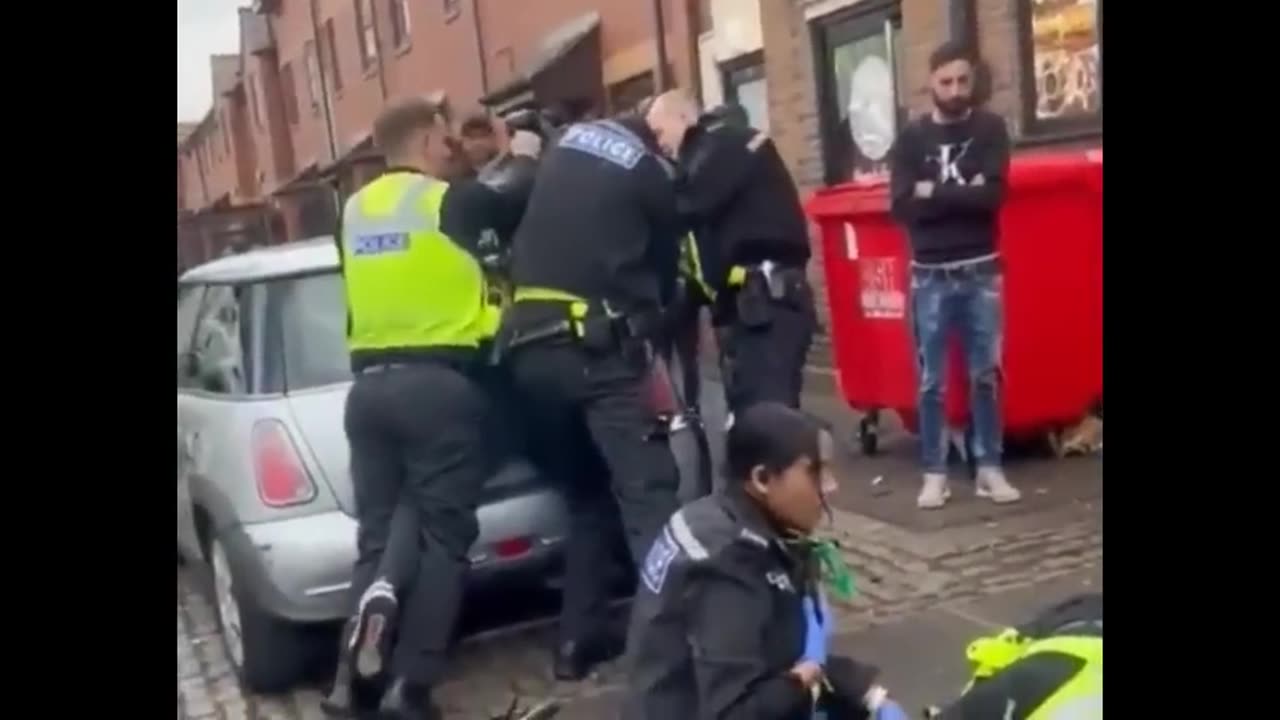 Migrants Attack UK Police in the Pop, and This Happens- This Is Disgusting!