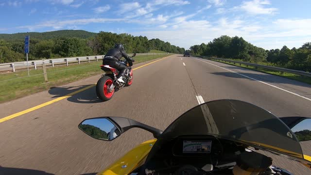 Yamaha R1 VS Aprilia Tuono v4 1100 factory.