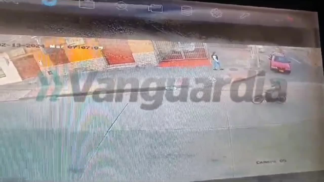 Momento del robo a una adolescente en el barrio Comuneros