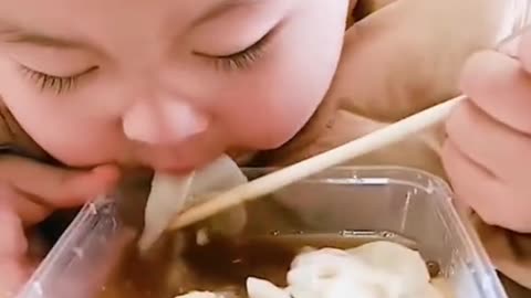 not playing when eating 😂😂 so cute 😍