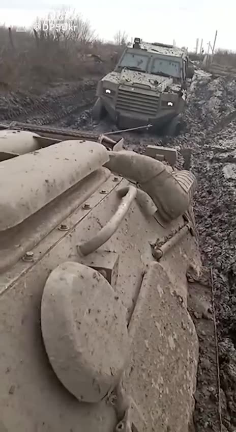 Bakhmut: Ukriane military vehicles struggle to traverse mud