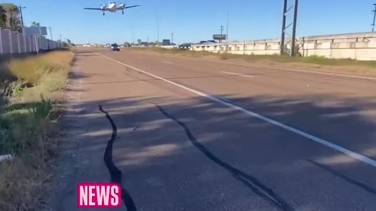 Plane Lands on Texas Highway | Check Description