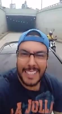 Hombre sobre capó de un carro en calle de Bucaramanga