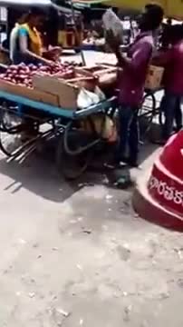 Onion Scam: Unbelievable Cheating act by a Fruit Vendor from Hyderabad