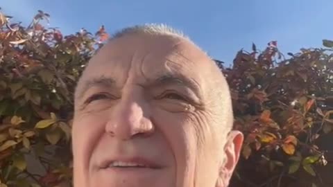 'A çil kafazi - Bylbyl flutro!' - Ilir Meta përshëndet për Ditën e Verës