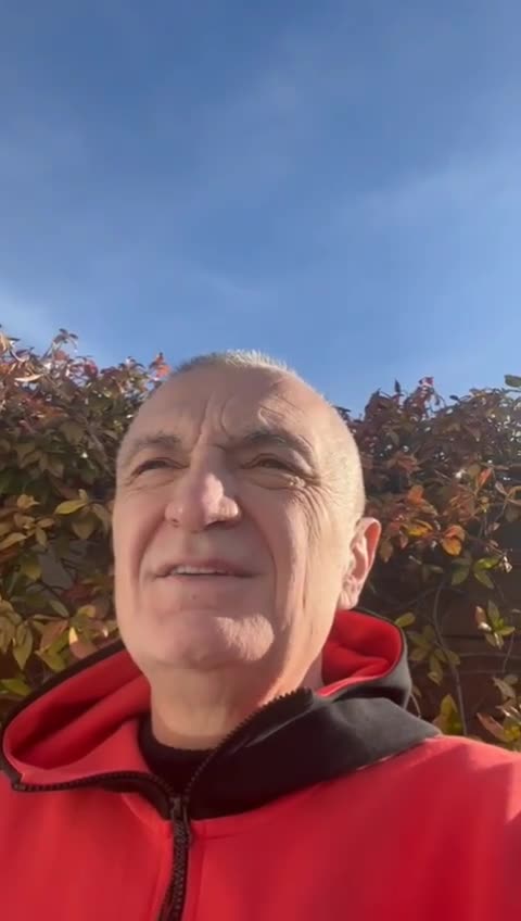 'A çil kafazi - Bylbyl flutro!' - Ilir Meta përshëndet për Ditën e Verës