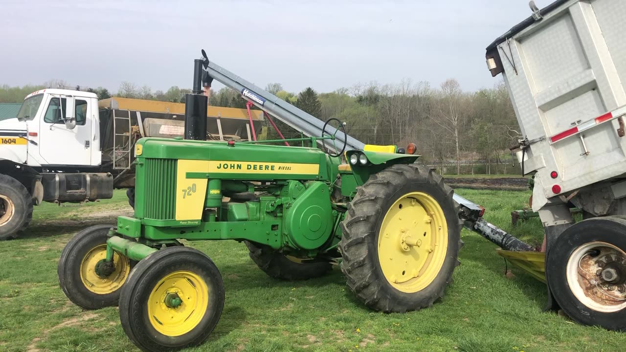 John Deere 720 loading fertilizer