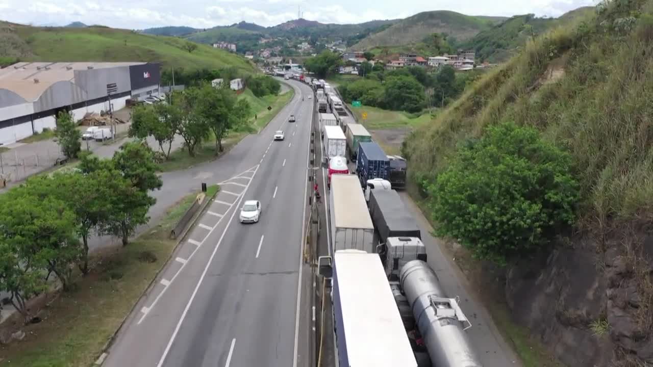 Truckers block highway after Bolsonaro defeat in Brazil election | AFP