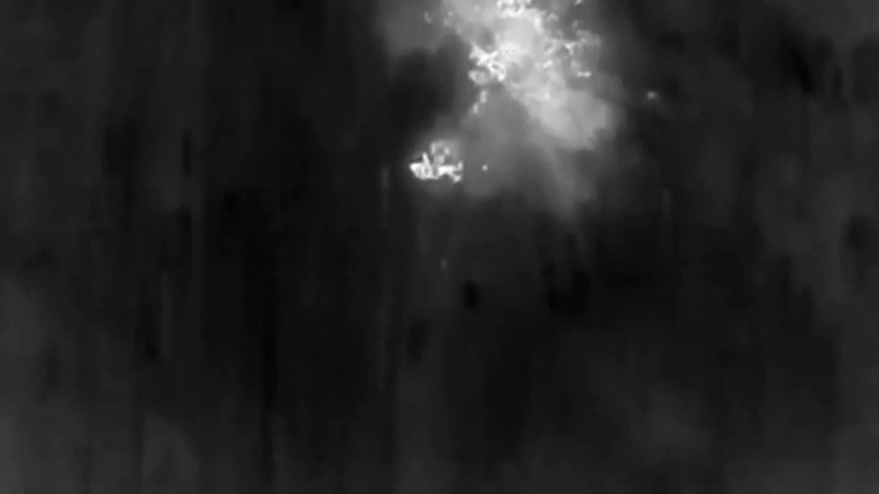 Ukrainian drone attacks 3 Russian soldiers at night. Thermal video.