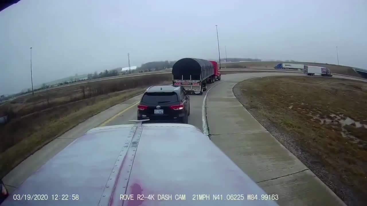 Semi-Truck Has No Room for Negligent Driver - Crazy Dash Cam Scenes