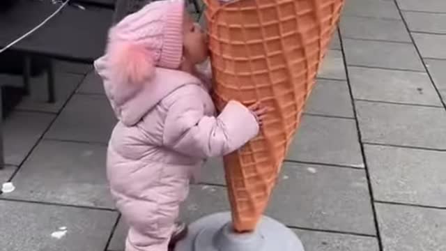 Cute Baby see a big icecream🍦..😋