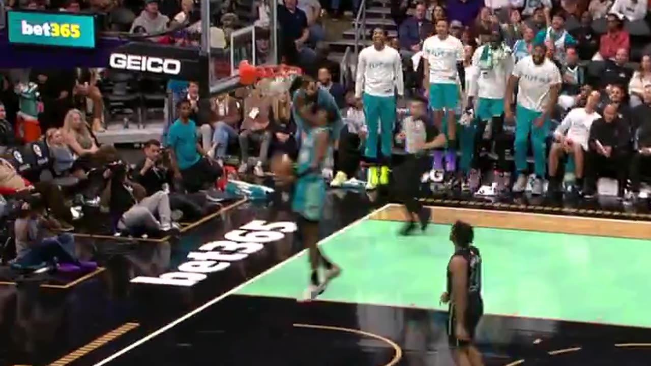 Brandon Miller Explodes with Powerful Dunk in Transition! Nets vs. Hornets