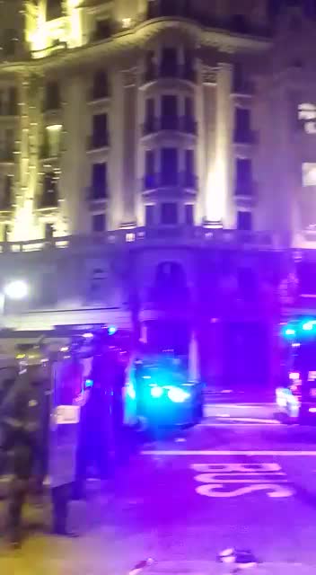 Con Policías nacionales durante el ataque separatista del 18-O en Barcelona (4)