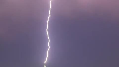 Incredible scenes of lightning hitting the clock tower in Mecca, Saudi Arabia