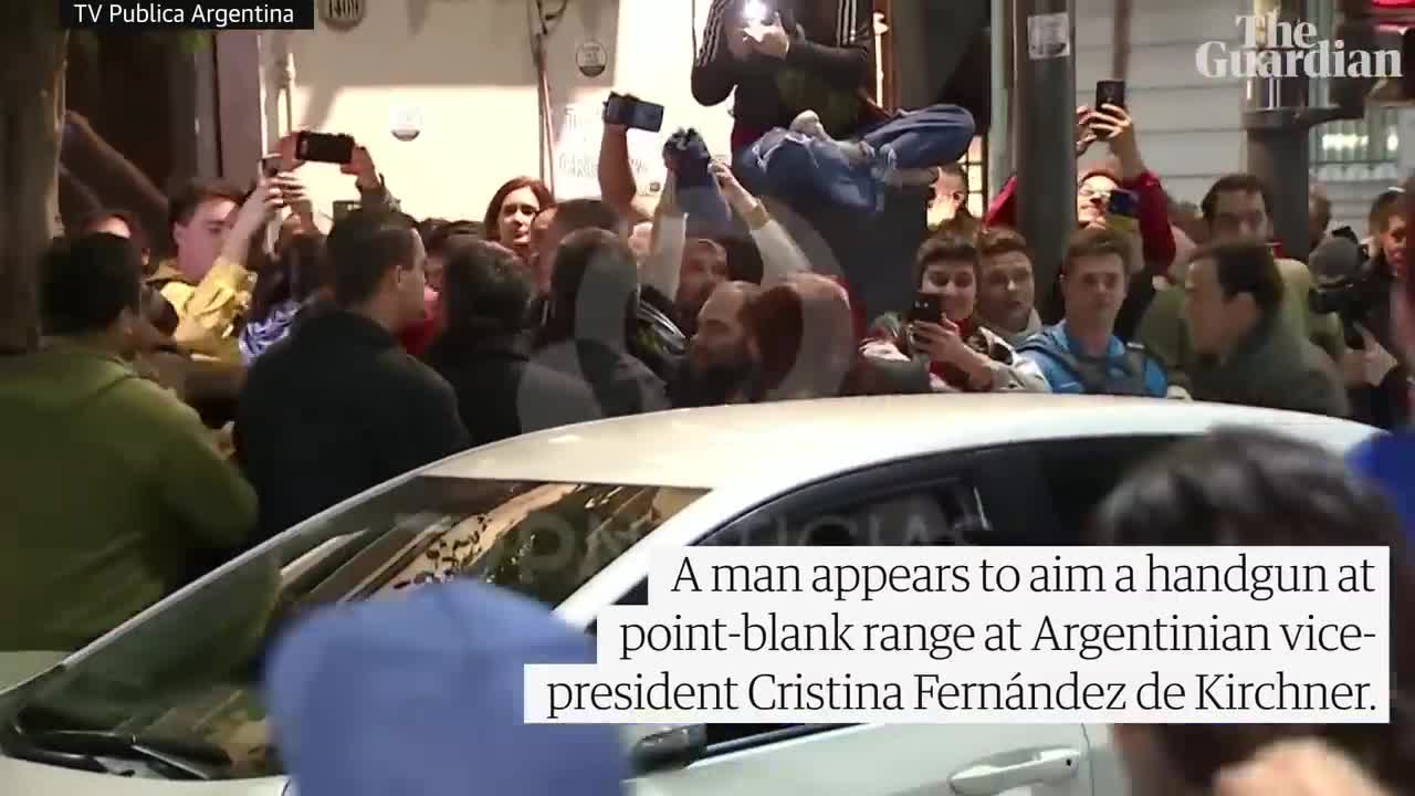 Man points gun at Argentinian vice-president Cristina Fernández de Kirchner