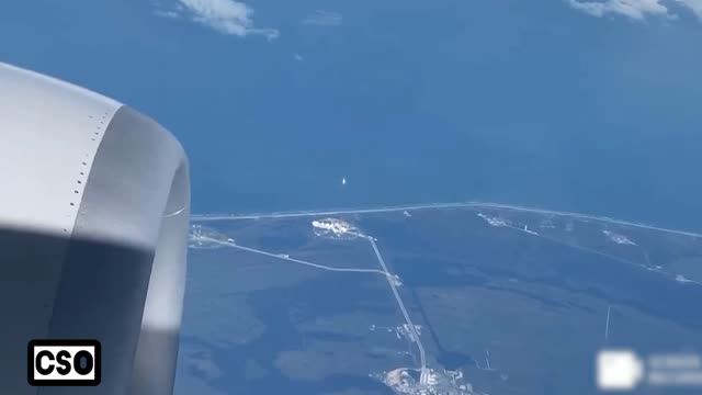 Plane passenger films SpaceX rocket launch