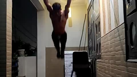 Freestyle Calisthenics Sessions Ends in Hard Faceplant