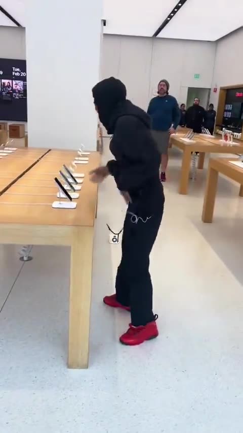 Hombre roba iphones en una Macstore