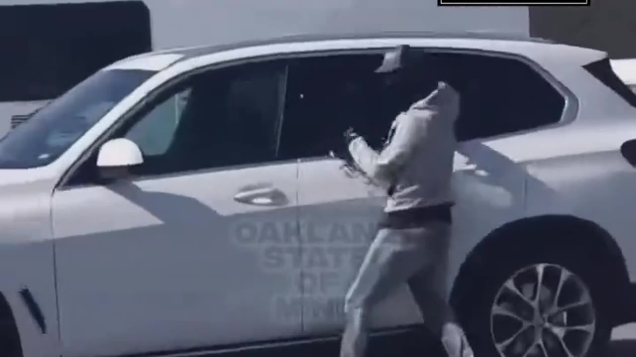 Thieves armed with handguns smash & grab a car to steal someone’s bag in San Francisco