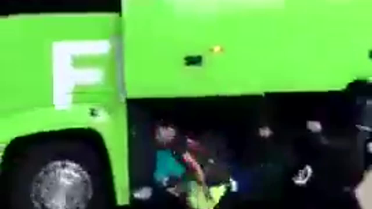 欧州。観光バスの荷物を奪いあう移民たち