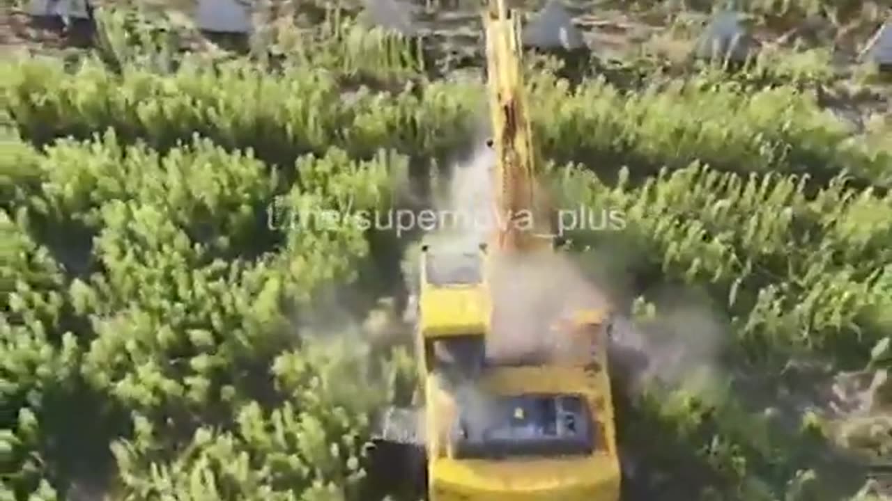 💥 Russian Excavator Struck by Ukrainian Drone-Dropped Grenade | Real Combat Footage