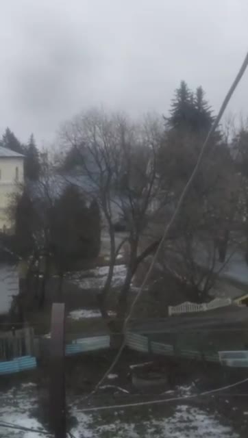 Ukrainian self-propelled guns work directly from residential areas