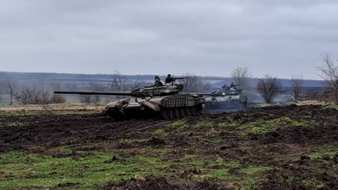 Tankers at the training ground are practicing assault operations