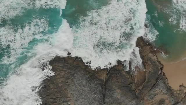 EASING Crashing Waves Sounds for Mental Clarity and Calmness