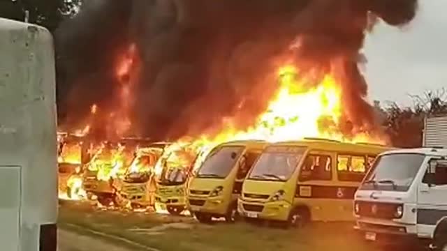 ÔNIBUS A SEREM ENTREGUES QUEIMADOS