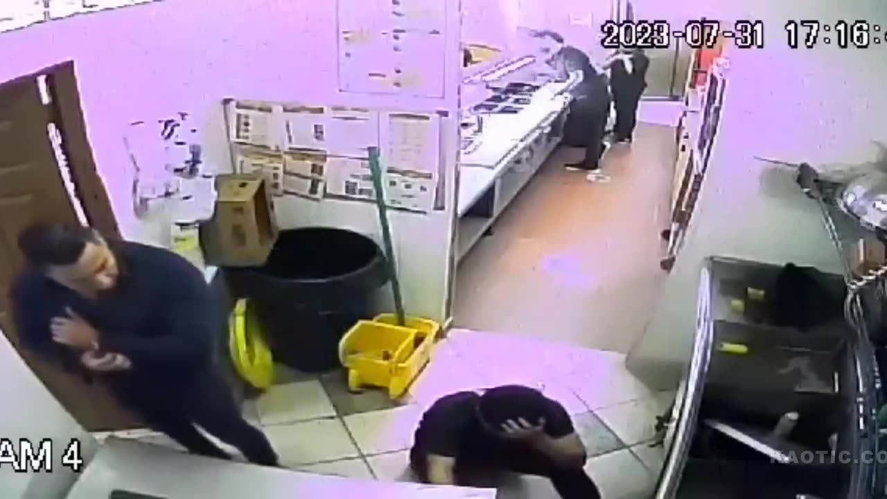 Restaurant Employee Brutalized After Asking Client to Wait