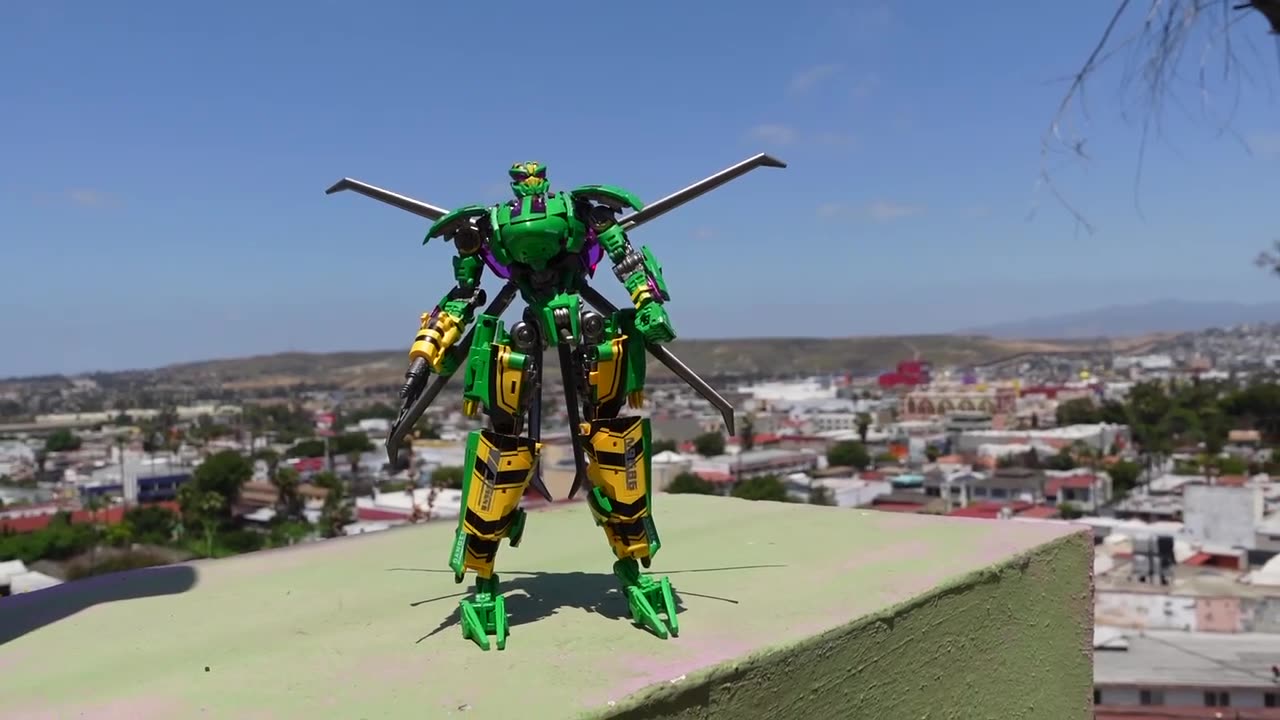 Transformers Review: Trojan Horse Hurricane aka Waspinator...