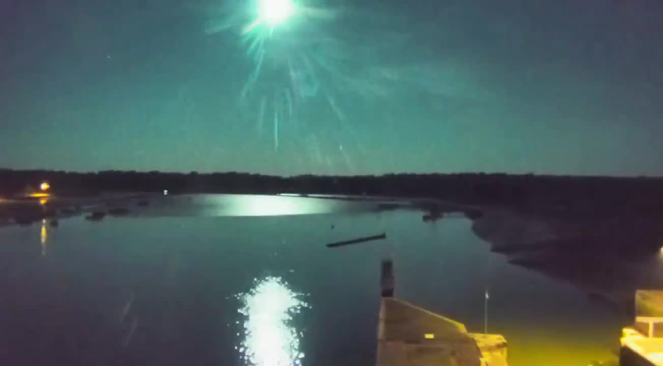 Bright green fireball illuminated the sky over Brittany, France.