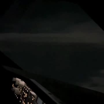 Piloto de avião flagra raio de extrema raridade; saiba o que é o 'jato azul'