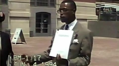 Black Muslim demonstrates at the Holocaust Museum - 1994