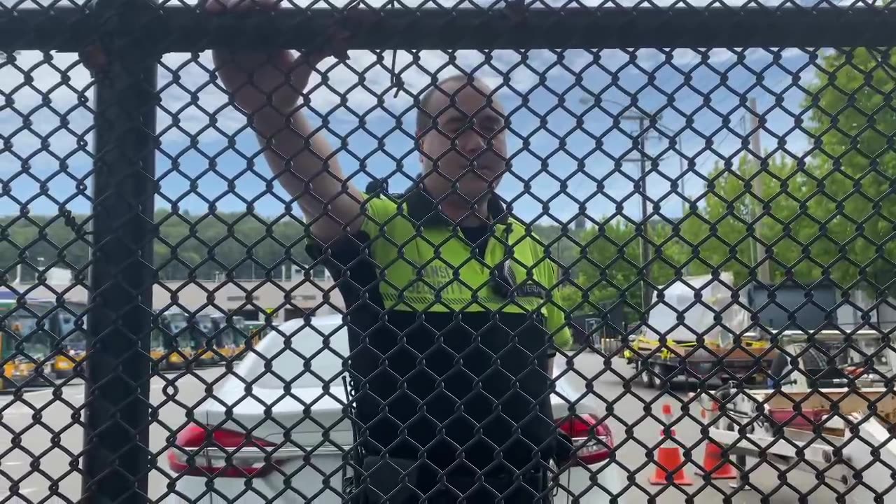Frenzied Bus Driver Creates a Madness At The Metro Station Over Public Filming-1st Amendment Audit