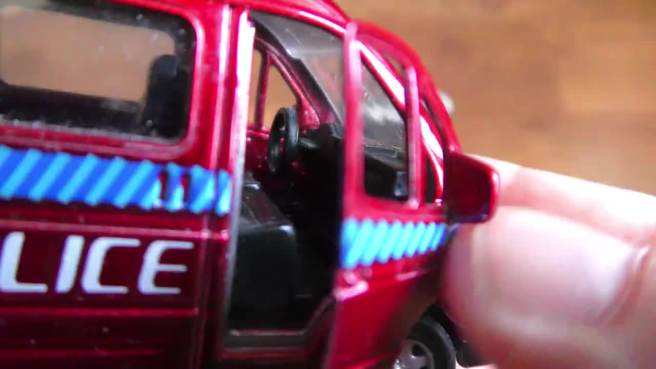 Military dad surprises children visiting mall Santa