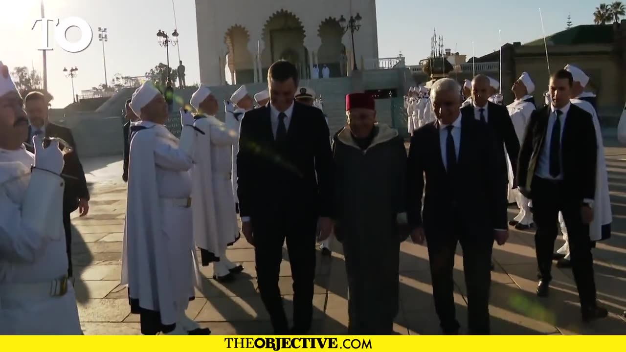 Pedro Sánchez, que desenterró a Franco en España, le pone flores a la tumba de Hassan II