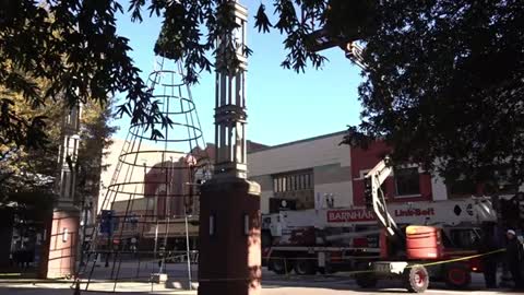 67_Christmas decor going up in downtown Knox