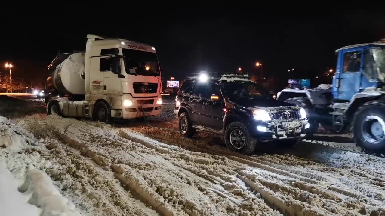 Toyota Prado pulling cars from snow - part1