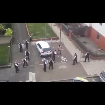 🚨WATCH: British policemen vs 1 migrant