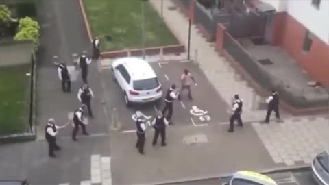 🚨WATCH: British policemen vs 1 migrant