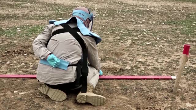 Iraqi women team up to clear mines and save lives