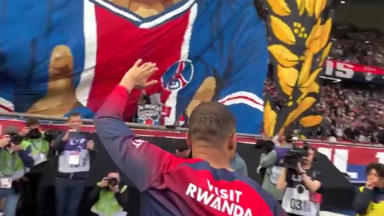 PSG fans revealed at tifo for Mbappé's final home game