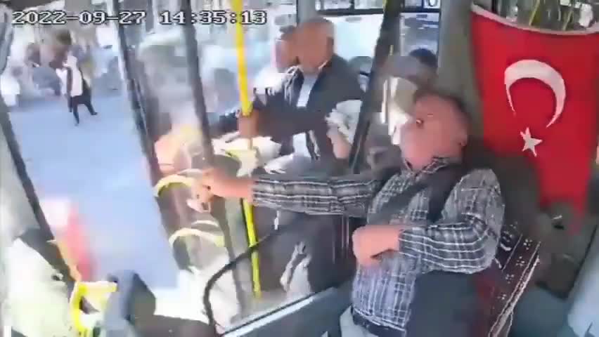 Turkish bus driver suffers sudden heart attack at the wheel