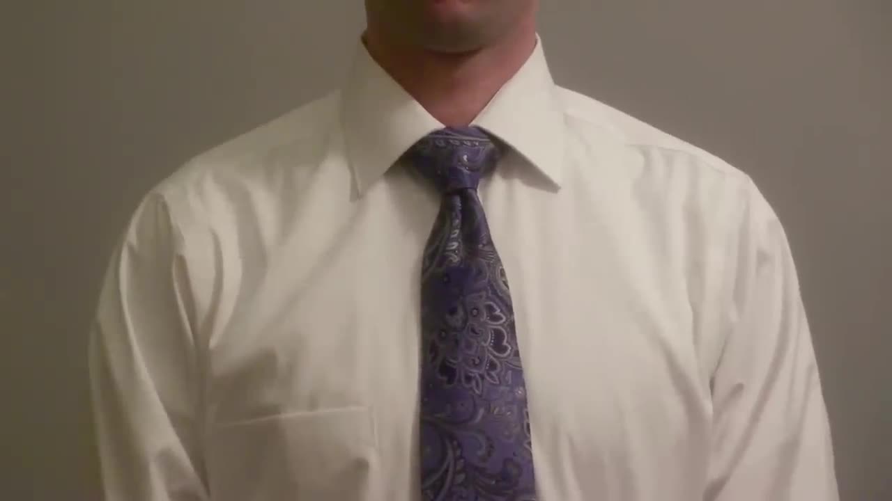 How to Tie a Tie (Mirrored / Slowly)