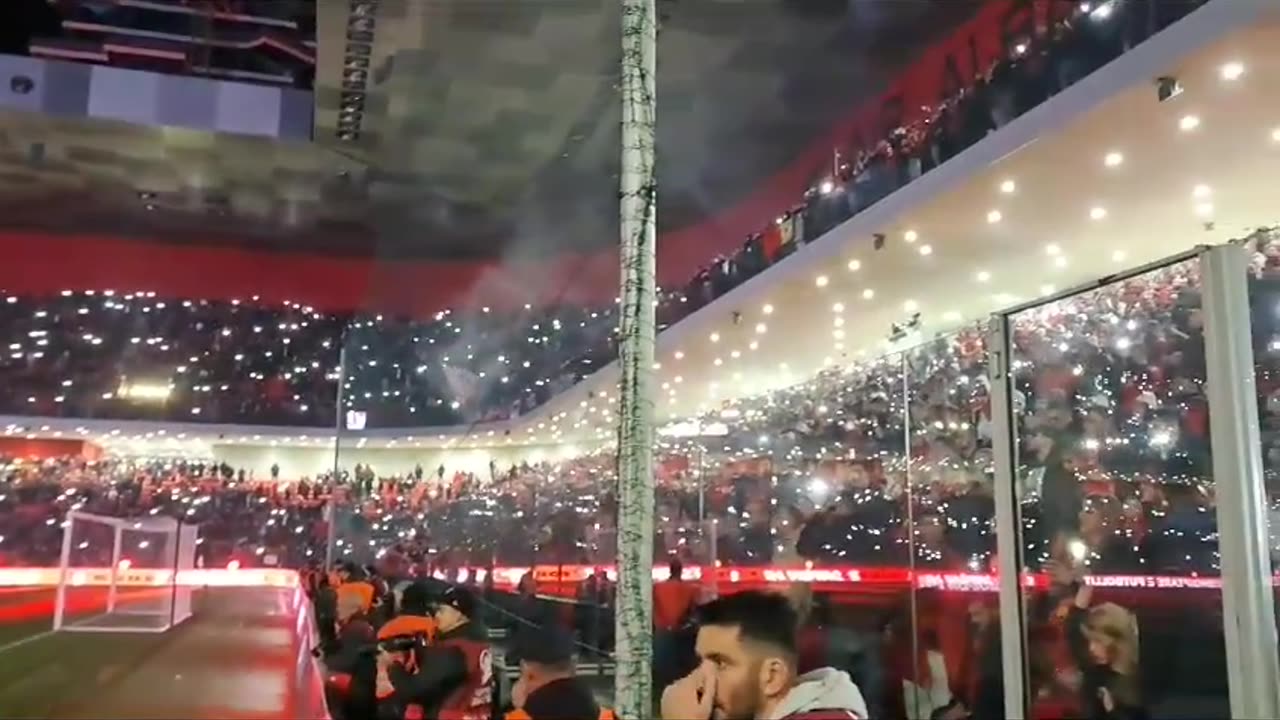 Nis festa në Air Albania, fiken dritat e stadiumit, tifozët ndezin celularët