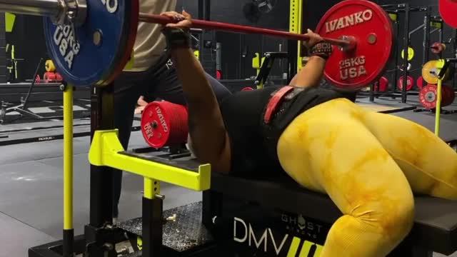 Woman Bodybuilder bench presses 400 pounds